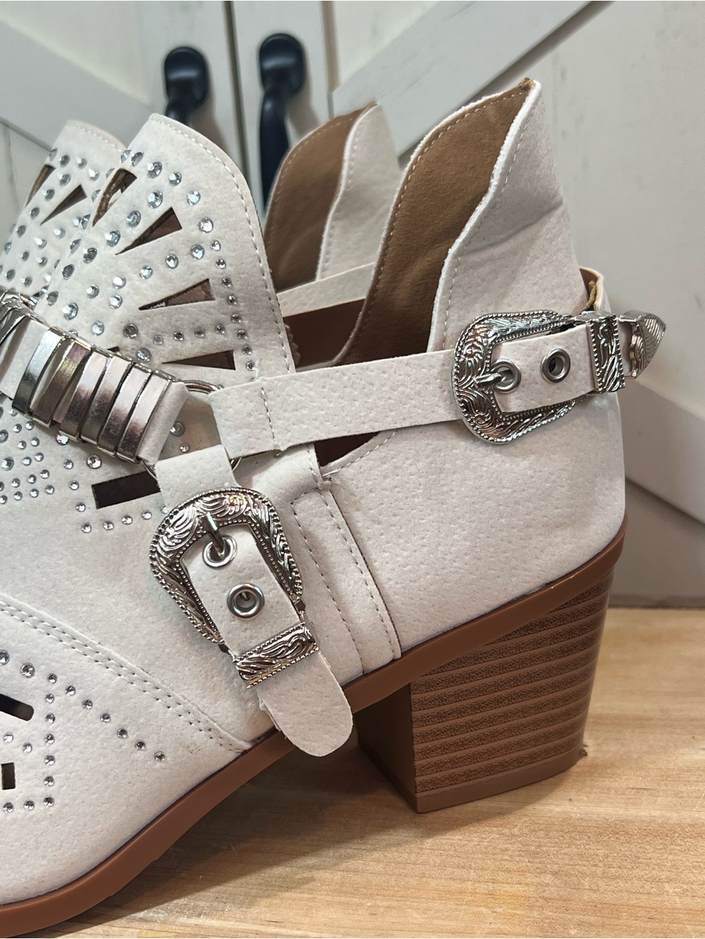 BOHO Cream Western Slip-On Ankle Boots Cutouts Silver -Tone Buckles Size 10 NEW - Picture 6 of 11